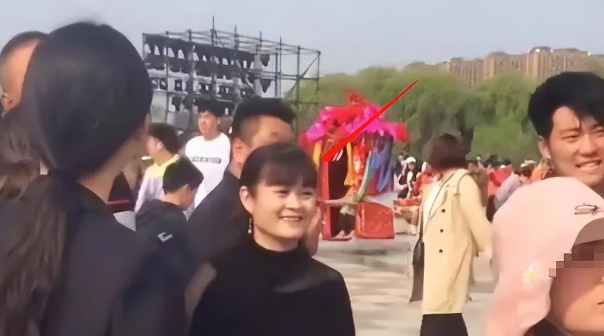 陈亚男|陈亚男带妈妈开新店,一家人蹲在街头等生意,有说有笑画面挺温馨