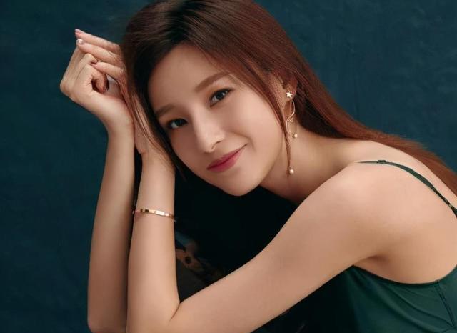 90后央视美女主持,走秀泳裤滑落,却淡定走完全程:谁爱看谁看