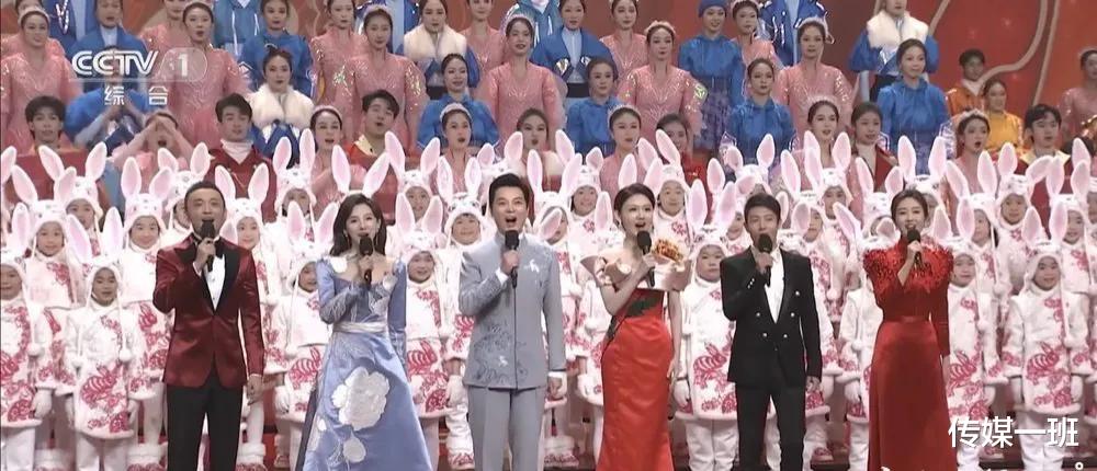 春晚|春晚上抢镜的5位素人：脸笑僵的伴舞，一夜爆红的挠头哥和迷茫弟