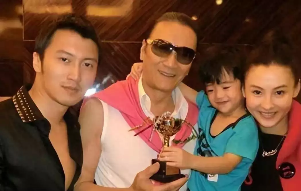 王菲约会小鲜肉被拍,已与谢霆锋分手!谢霆锋:张柏芝比她好