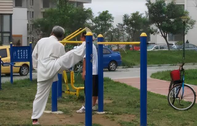 中老年人经常压腿、拉筋,到底是好是坏?骨科医生给出明确回复