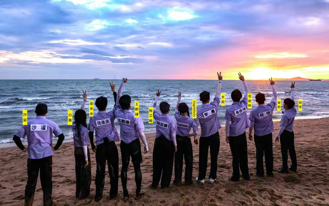 Angelababy|《跑男》收官合影，白鹿稳占C位，baby与导演在一块，范丞丞靠边