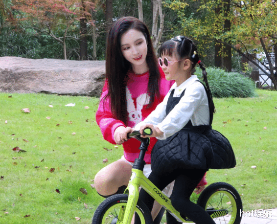 张萌带老公游迪士尼，表情不耐烦，5岁女儿坐婴儿车乖巧可爱