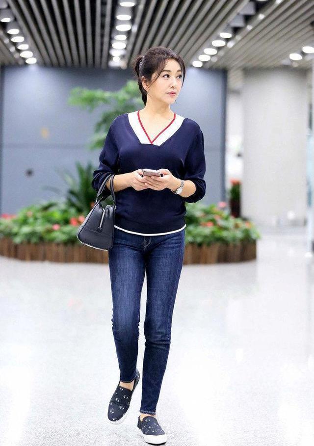 江珊新造型现身机场，青春感十足不输小姑娘，说她四十岁都嫌多