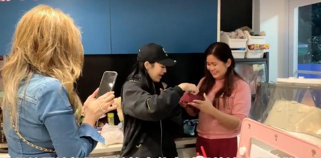 钟丽缇|钟丽缇痛哭风波后回香港,带女儿见闺蜜,给保姆送礼物惹哭对方