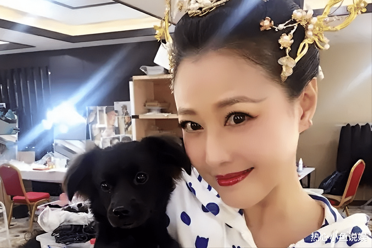 周海媚灵堂曝光，遗体被花海包围，大厅屏幕上播放她生前经典角色