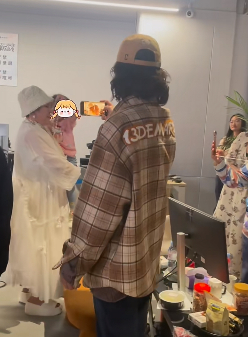 向华强带孙女探班向太，抱娃姿势老练超宠溺，3岁小奶皇留短发好可爱