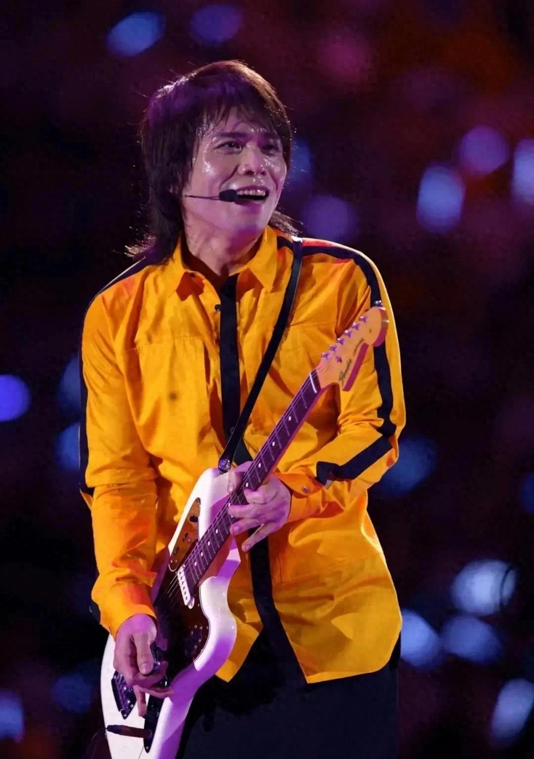 又土又丑,演唱会“摆烂”,从过气歌手到全民追捧,他究竟凭什么