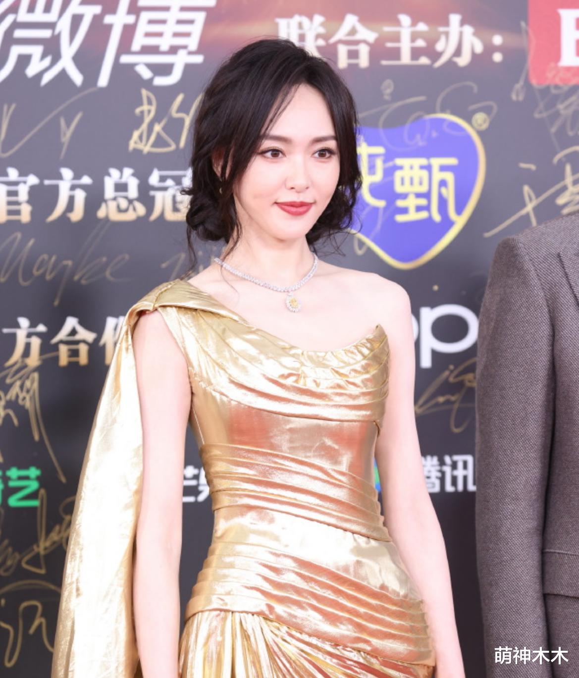 微博之夜红毯生图来了!刘诗诗脸僵了,杨幂露腰抢镜,杨紫状态佳