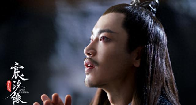 他出道18年不温不火,父亲是《新闻联播》主播,母亲是央视主播