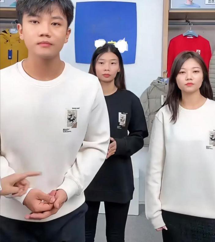 解清帅又上热搜，带着一家人直播卖货，场面尴尬遭网友批评取关