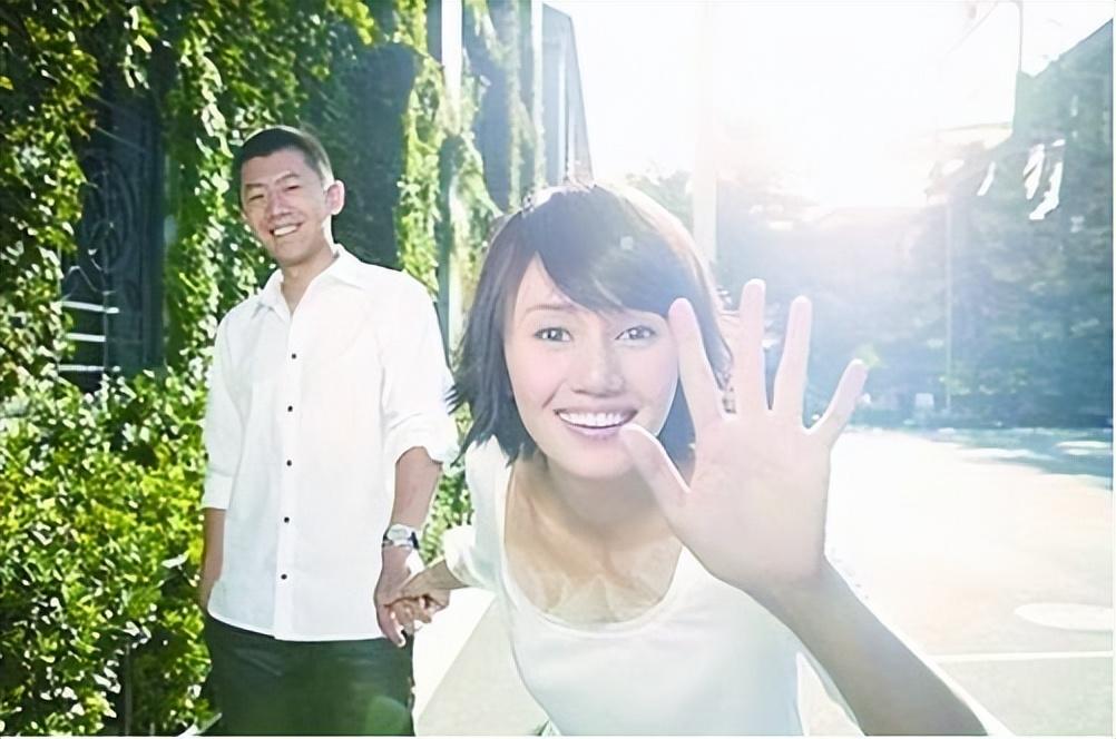 |被爆“开放式关系”后,高圆圆的现状,终于露出了“冰山一角”