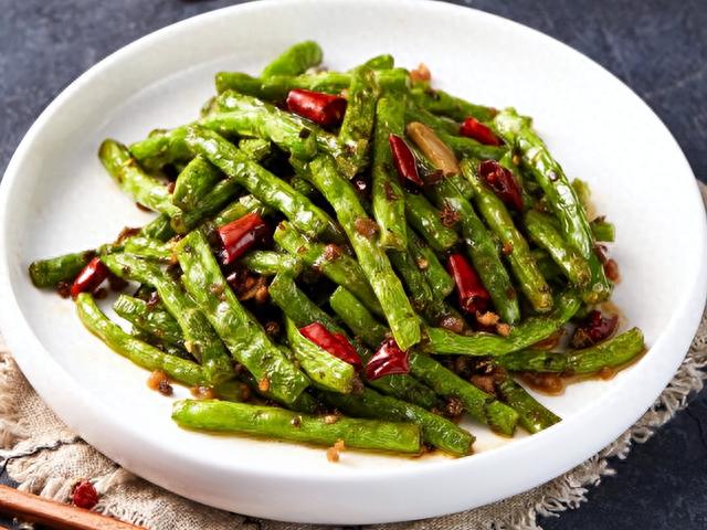 经常吃花生,对血管有利还是有弊?医生:保护血管,需要远离3物