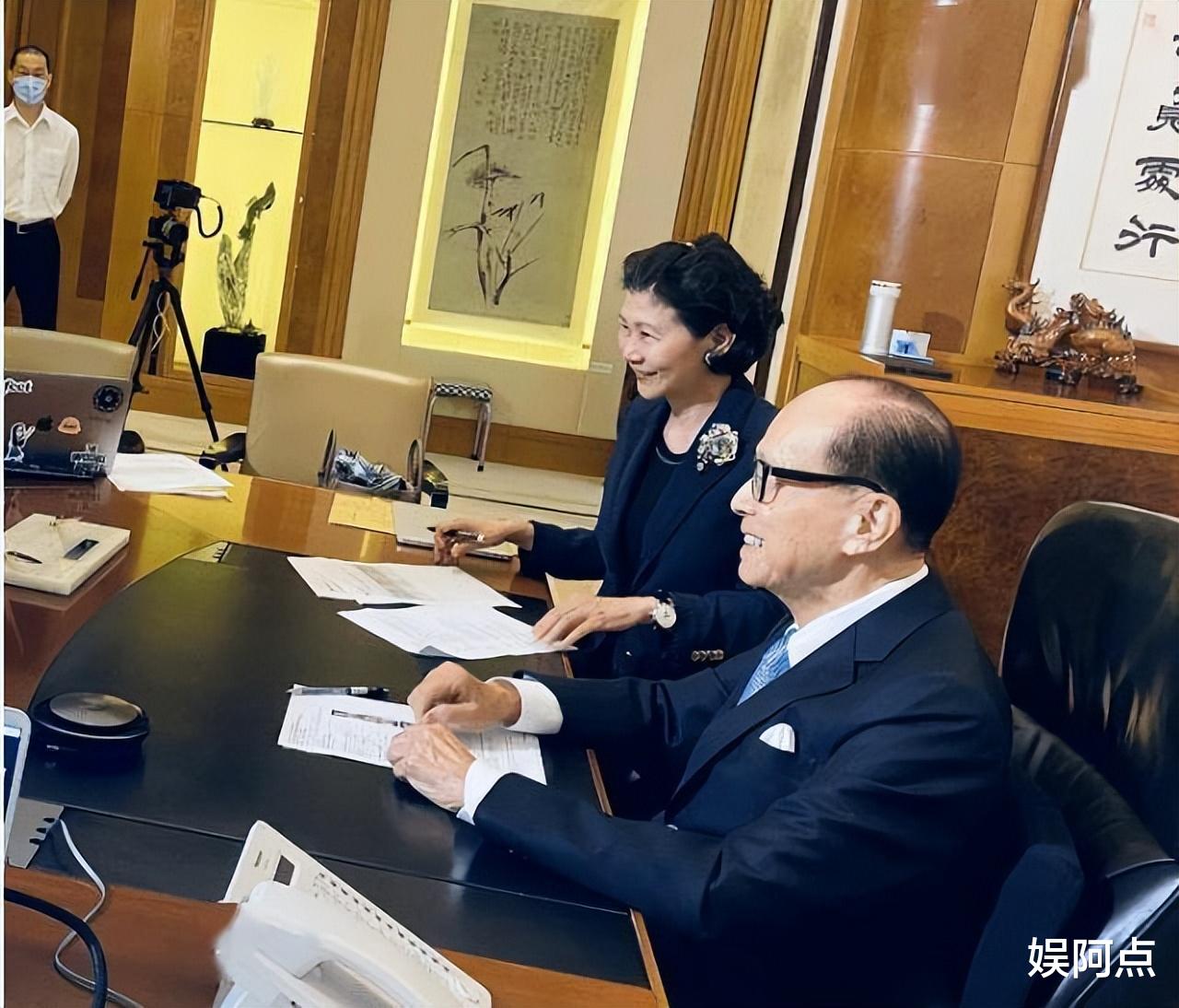 李嘉诚:对女友爱的方式显霸气,周凯旋首次透露两人相处细节!