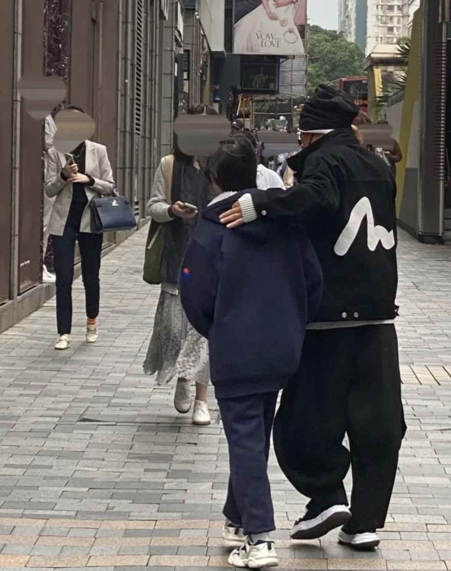 冯清|王宝强女友冯清容貌大变,发福后显老态,还完钱现身公司红光满面