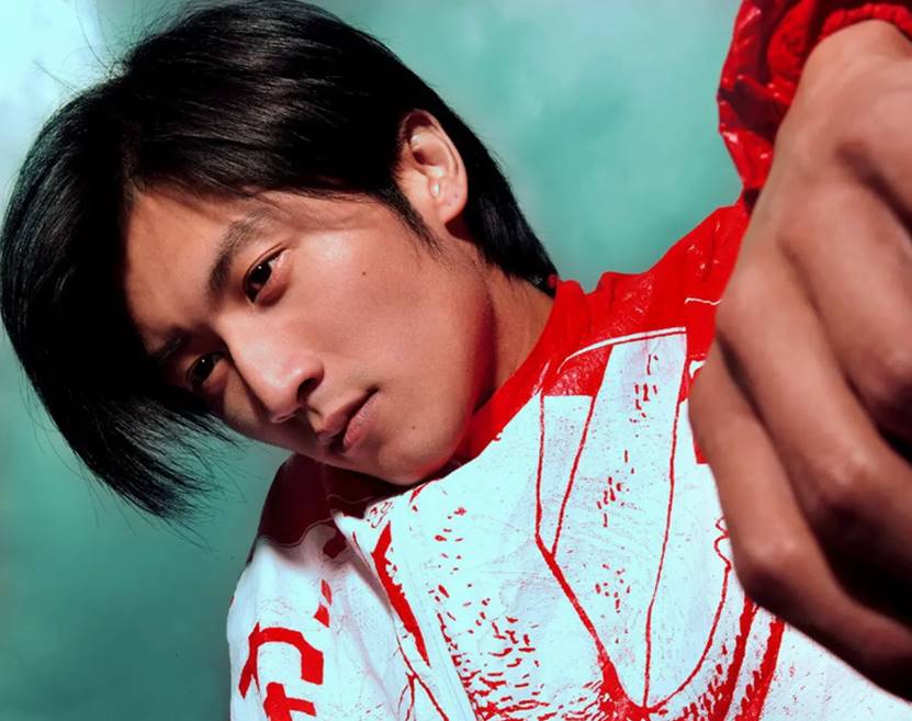 王菲谢霆锋陷感情危机？女方脸颊消瘦状态差，与陌生男子有说有笑