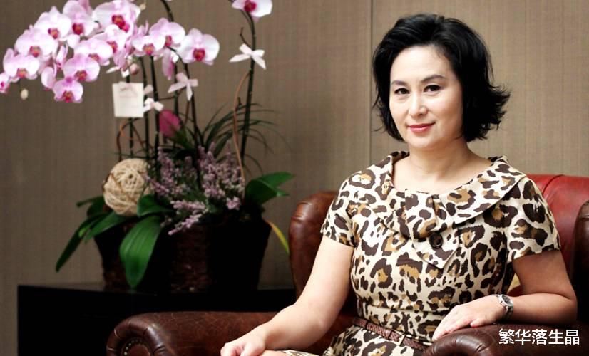 何超琼没有再婚,膝下无儿无女,为何能成为赌王何鸿燊的接班人