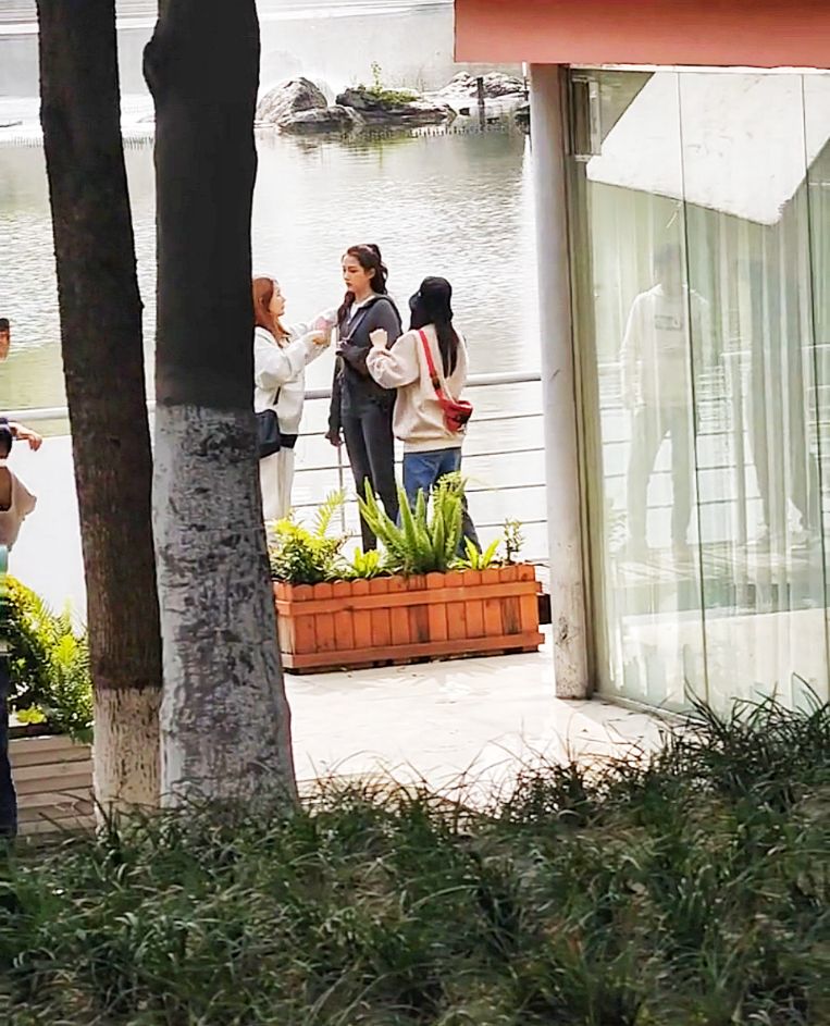 关晓彤|关晓彤现身成都拍戏,身材曼妙一双大长腿惹眼:25岁仍少女感十足