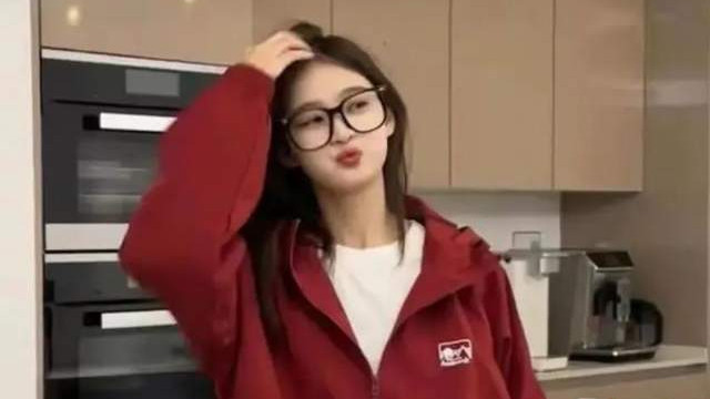 王思聪和新女友相处融洽，女方大晒同居美照！豪掷50万送老爸豪车