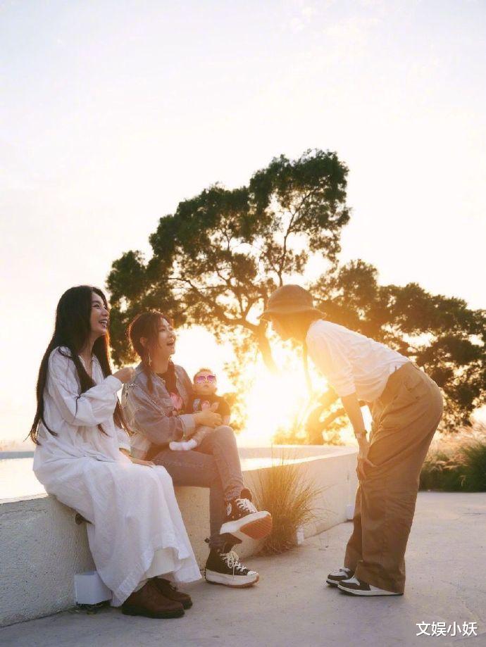 任家萱Selina庆生，晒儿子小腰果及SHE合照，粉丝喜迎回忆和感动