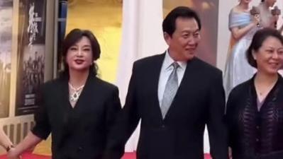 田华|唐国强夫妇现身！妻子壮丽模样大变，当众向田华跪地感谢激动落泪