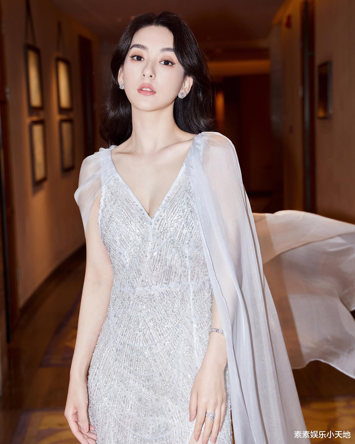 |方媛深夜在街巷拍影集:腰上佩戴粉色小桃心,成熟又可爱