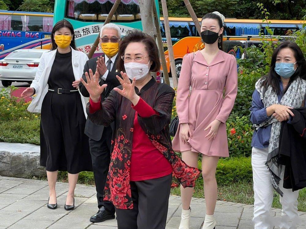 琼瑶孙女陈可嘉罕见出镜,皮肤白皙五官大气,妆容精致贵气十足