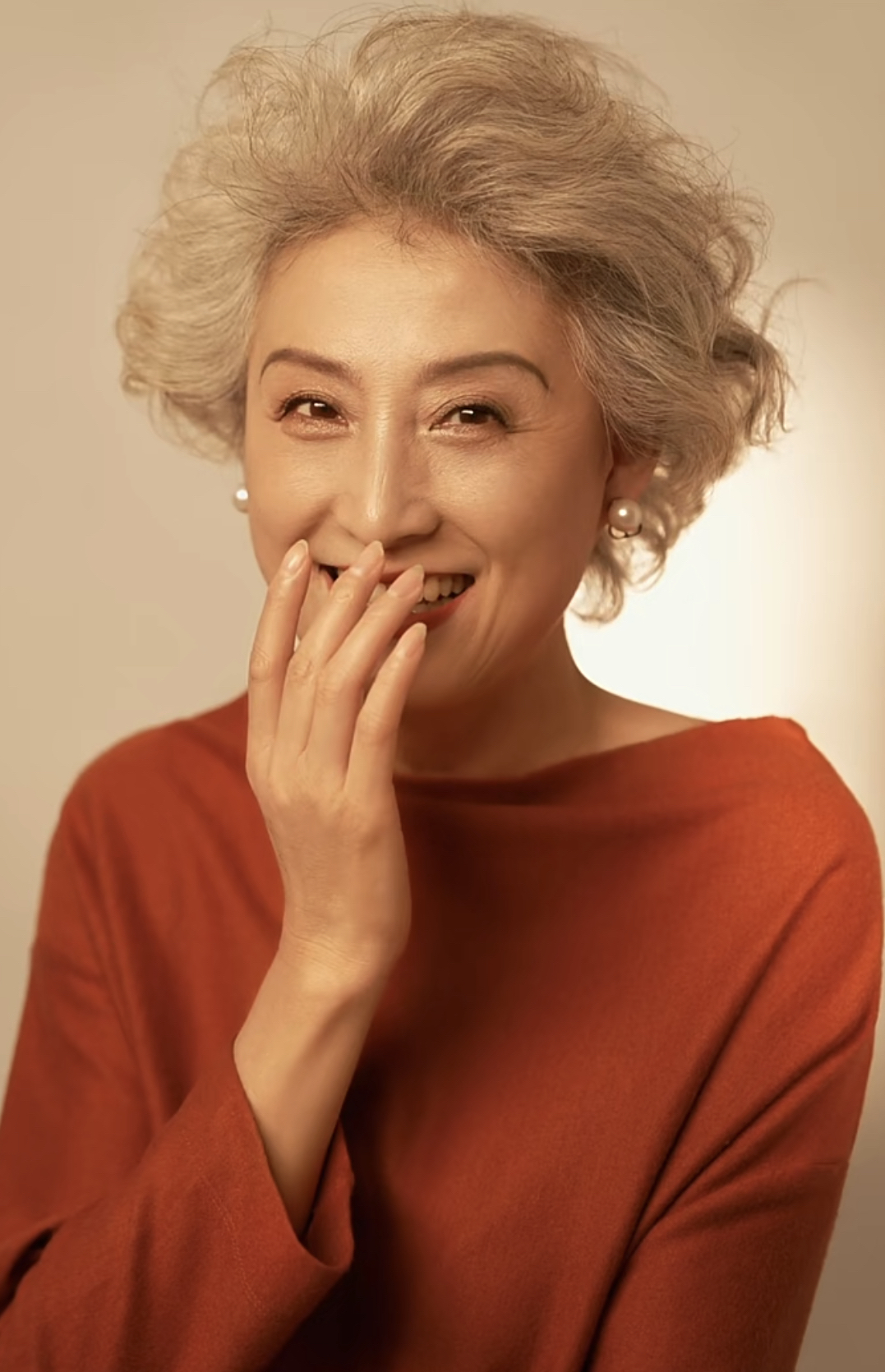 这才是优雅老去的65岁奶奶:白发不染,穿搭体面,不扮嫩也不服老 - 时尚