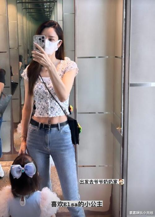 张馨月带女儿到马来西亚探望林峰,林峰抱着女儿开心同步喝水