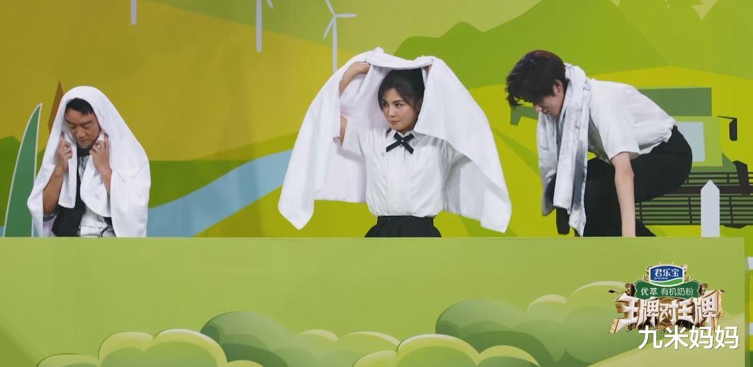 刘涛淋水时的一个动作引起网友热议，网友：请放下明星包袱