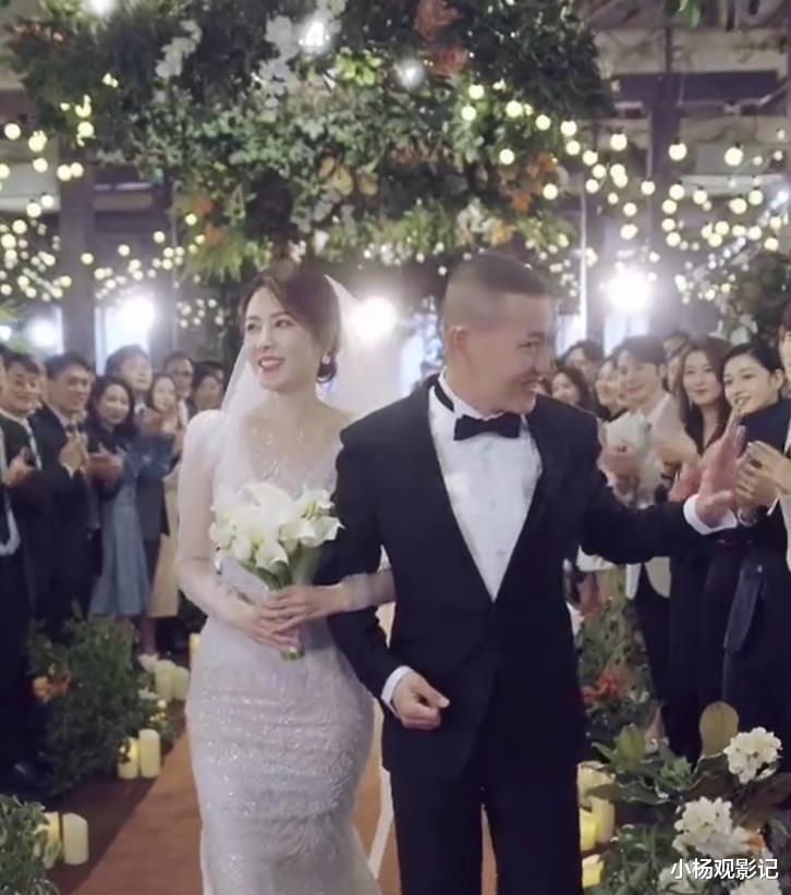 47岁曾黎晒婚纱照举办婚礼！全程甜蜜成最美新娘，男主角太过幸运