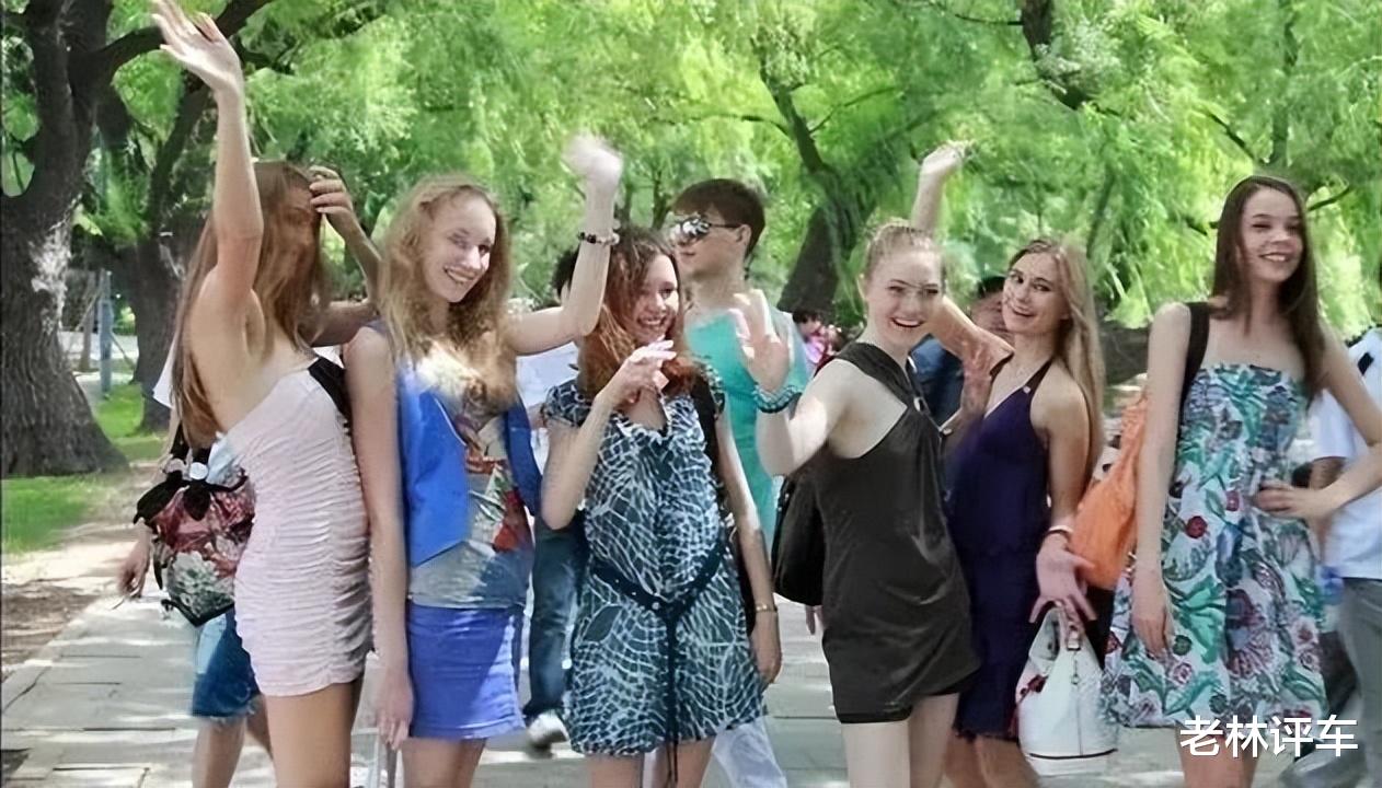 俄罗斯美女大量涌入中国，表面上是找工作，实际上另有“玄机 ”