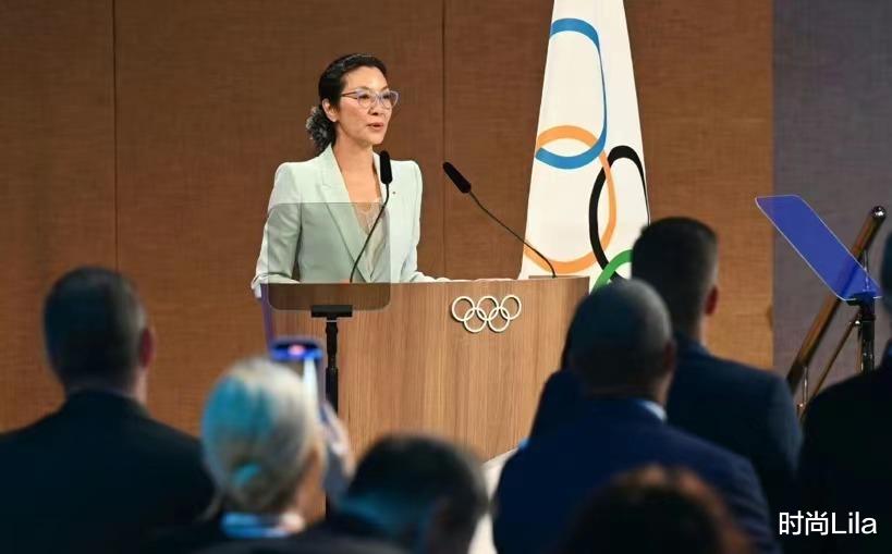 杨紫琼国际奥委员当选，讲台发言铿锵有力，61岁西装革履太惊艳