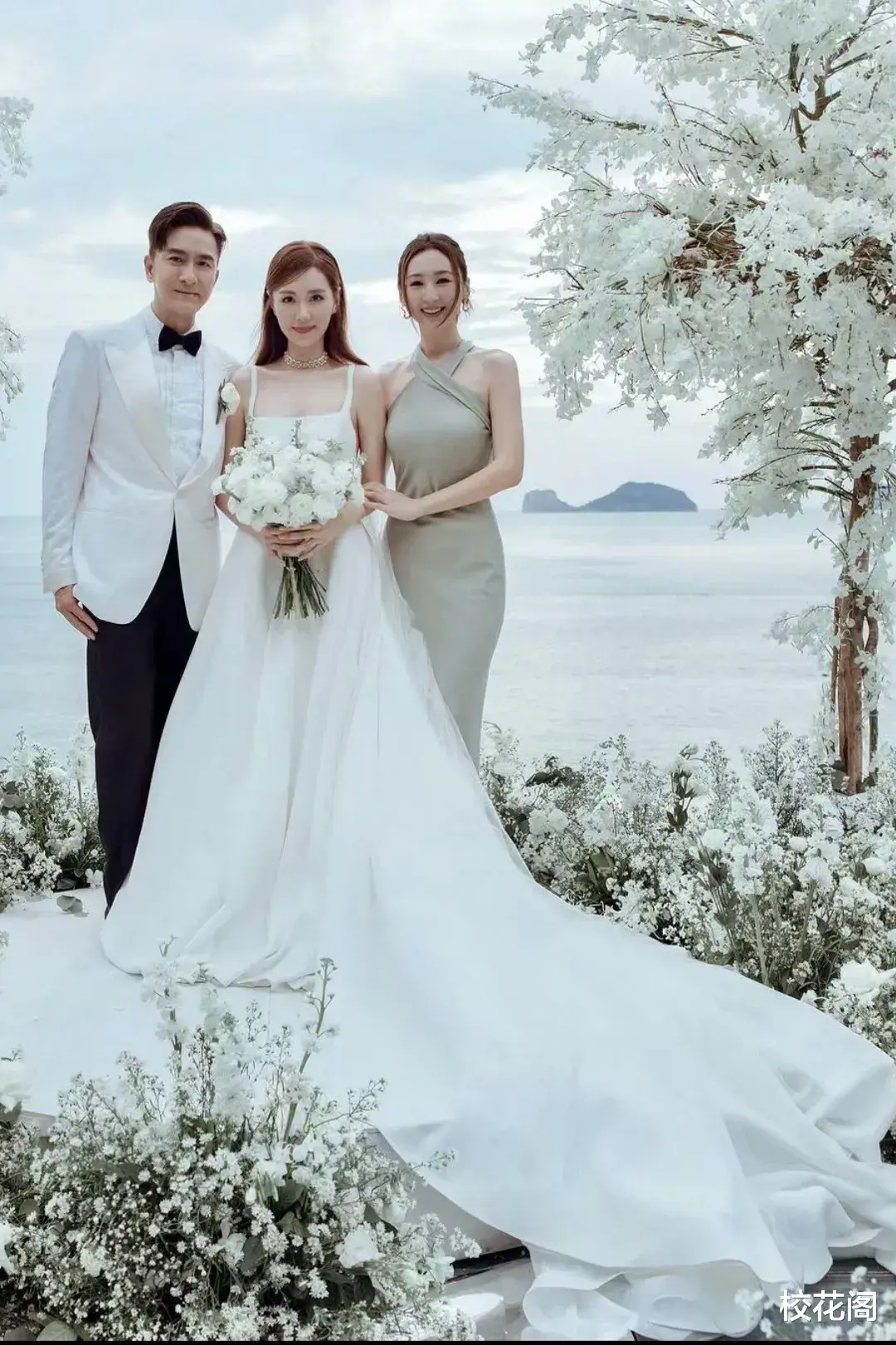 蔡思贝当汤洛雯伴娘很低调，拍海景照没参与，没抢花，合影站角落
