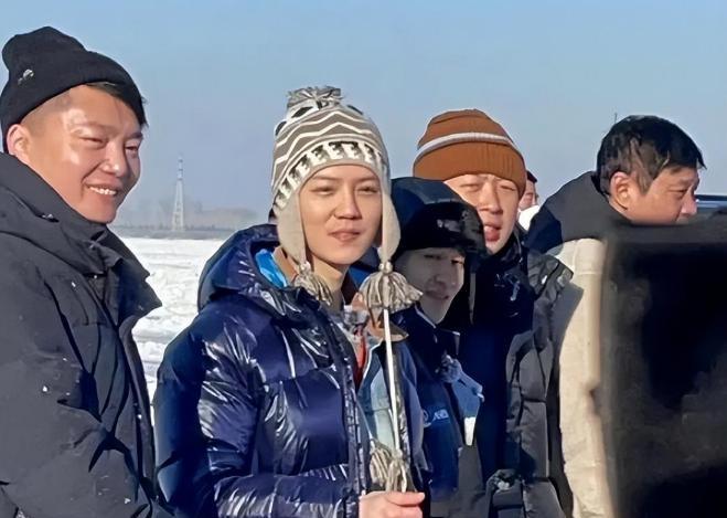 丰满 杜海涛梦辰牵手逛街辟谣婚变!五官缩水认不出,与小孩互动疑拼娃