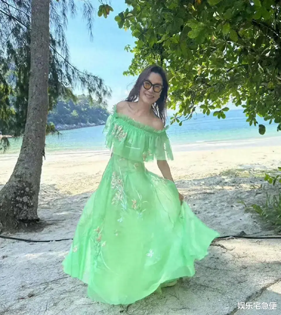 杨紫琼办婚宴,吕克贝松和何超琼到场,85岁母亲看着比女婿还年轻