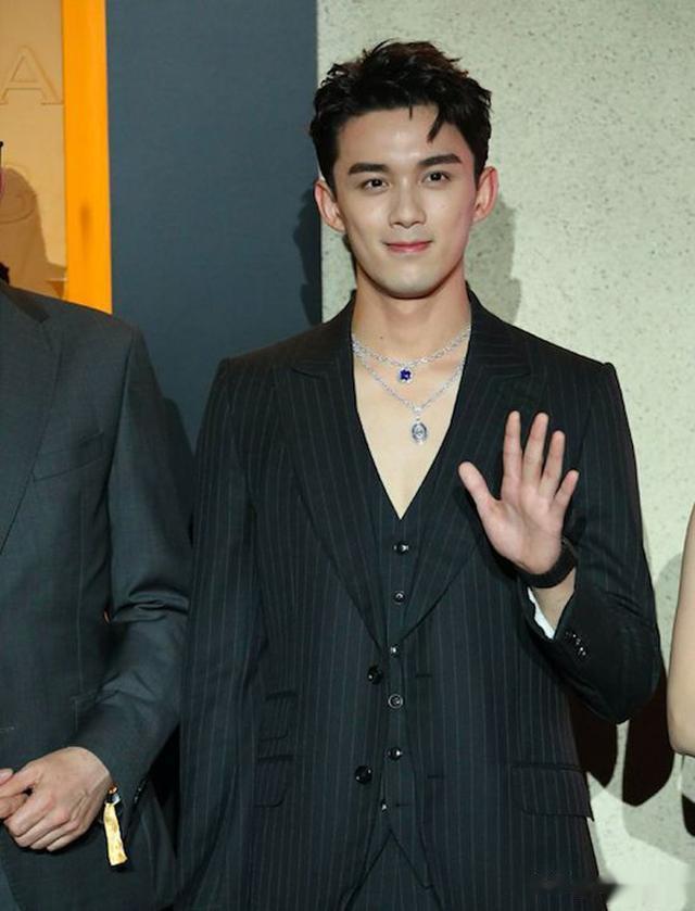 “真空西装”的风刮到了男明星圈,对比才知道,性感与油腻的区别