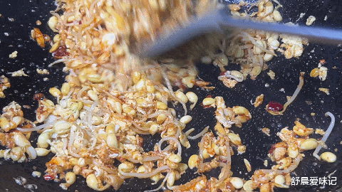 黄豆芽|黄豆芽,鸡蛋放入油锅,原来可以这么好吃,加豆瓣酱炒一炒,下饭