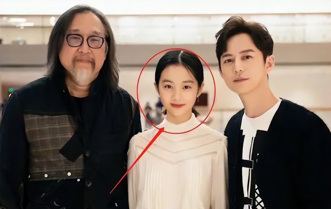 黄多多聚会礼服再惹争议! 网友: 没有学生样, 只有成年人的风情万种