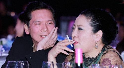 逼成龙下跪,胖揍曾志伟,排挤星爷,如今的他如何消失了?