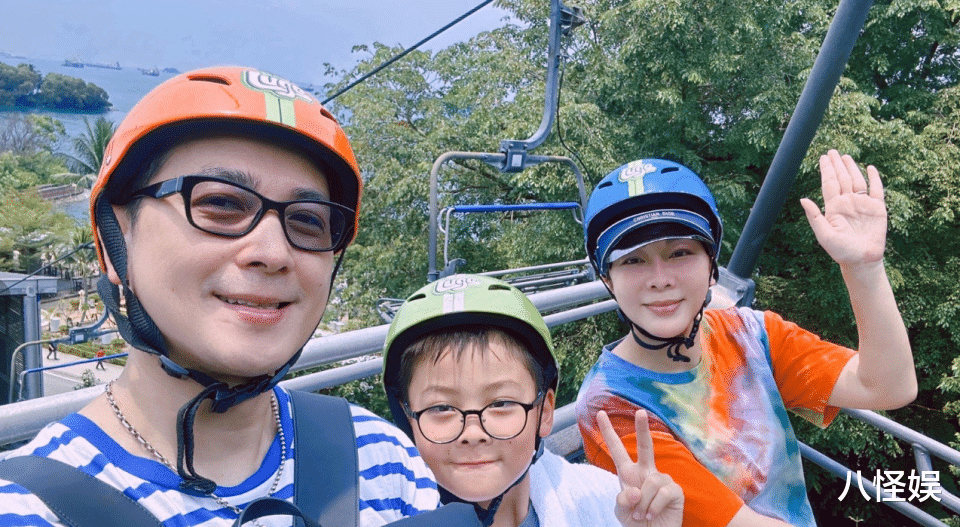 保剑锋携妻儿出游,54岁妻子染红发显年轻,奶奶风打扮却暴露年龄