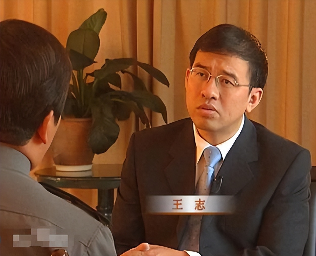 50岁央视女名嘴朱迅光荣退休,月领10000+退休金,老公晋升校长!