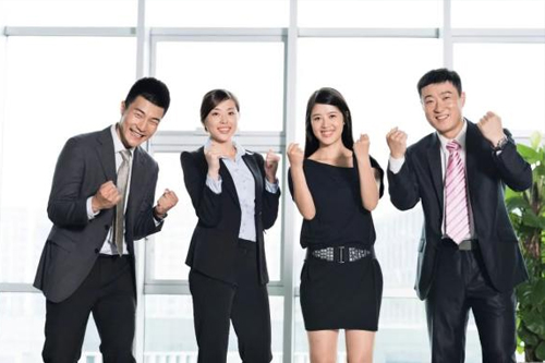 你来打工是为了赚钱，不是去跟同事交朋友的