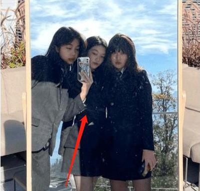 李嫣三里屯与继母逛街，两人穿搭被嘲土，金喜态度卑微后妈难当