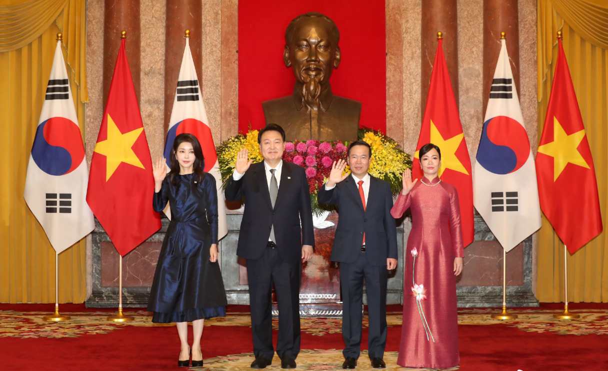 发型 越南夫人换发型！长发飘飘偏分刘海变得淑女，和韩国夫人平分秋色
