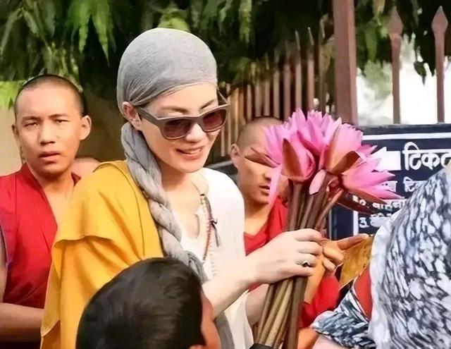 王菲穿时尚佛衣走秀惹争议,将传统佛衣注入时尚元素,打破了界限