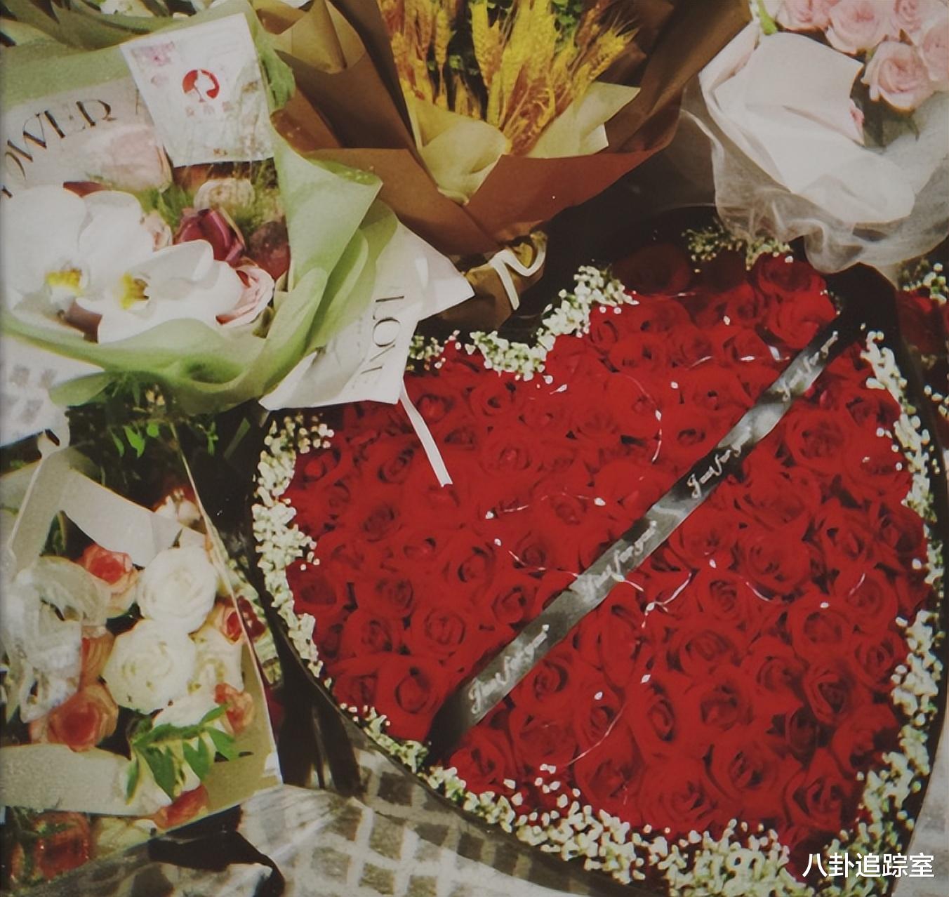 闫妮李晨发文引争议！女方晒生图皮肤蜡黄颈纹明显，爱心玫瑰吸睛