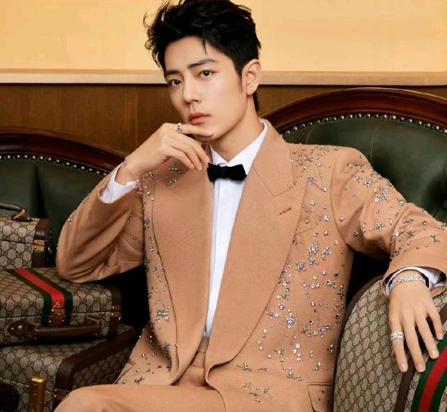 肖战|工作室确认肖战已抵达米兰！还分享肖战漫步帅照，颜值真是一绝