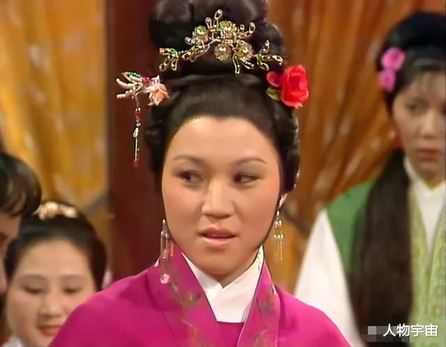 她是香港电视台大满贯艺人,常演慈母年轻时爱玩,四孩皆港大毕业