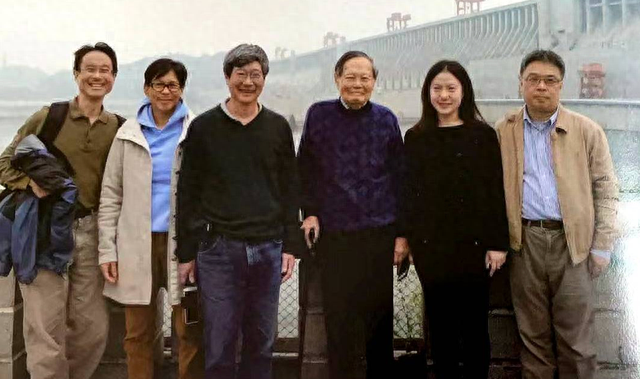 翁帆顺利产子！宝宝正脸照曝光，五官神似杨振宁，遗产或重新分配